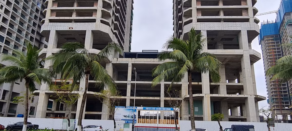 Cổng vào công trình đóng kín mít, chưa có dấu hiệu nào cho thấy nó sẽ được khởi động lại.