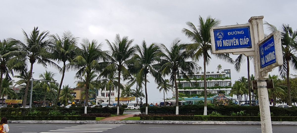 Phía trước là bãi biển Mỹ Khê, một trong những bãi biển quyến rũ nhất hành tinh, địa điểm không thể bỏ qua của du khách khi đến Đà Nẵng.