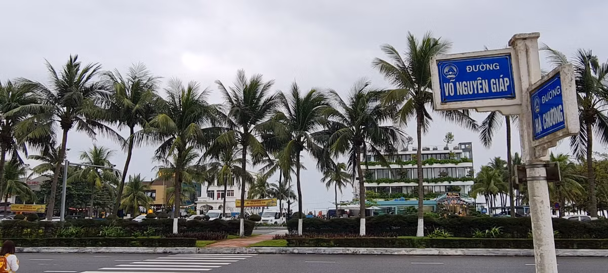 Phía trước là bãi biển Mỹ Khê, một trong những bãi biển quyến rũ nhất hành tinh, địa điểm không thể bỏ qua của du khách khi đến Đà Nẵng.