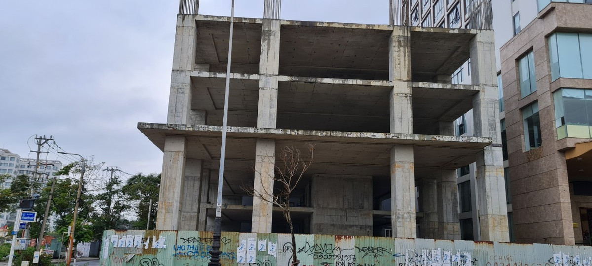 Hàng rào tôn thành nơi vẽ bậy, tạo nên cảnh nhếch nhác.