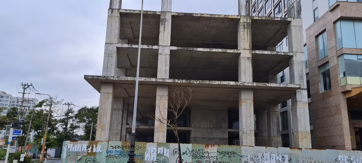 Hàng rào tôn thành nơi vẽ bậy, tạo nên cảnh nhếch nhác.