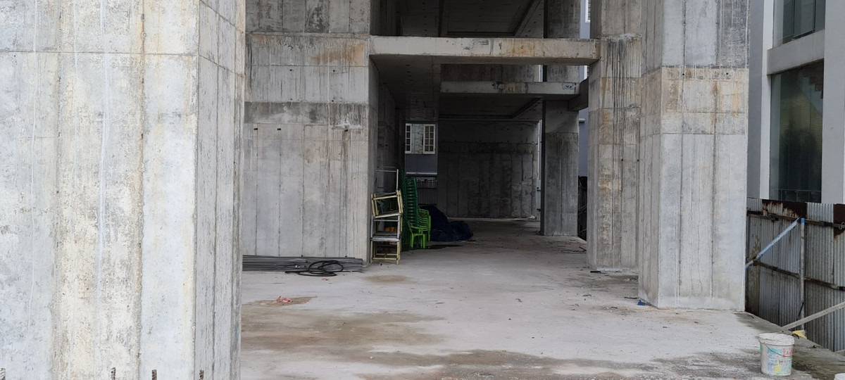 Công trình đang được xây dựng dang dở thì tạm dừng, một phần tầng trệt biến thành kho.