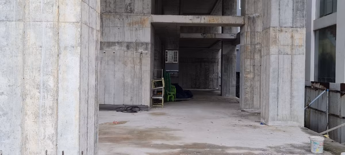 Công trình đang được xây dựng dang dở thì tạm dừng, một phần tầng trệt biến thành kho.