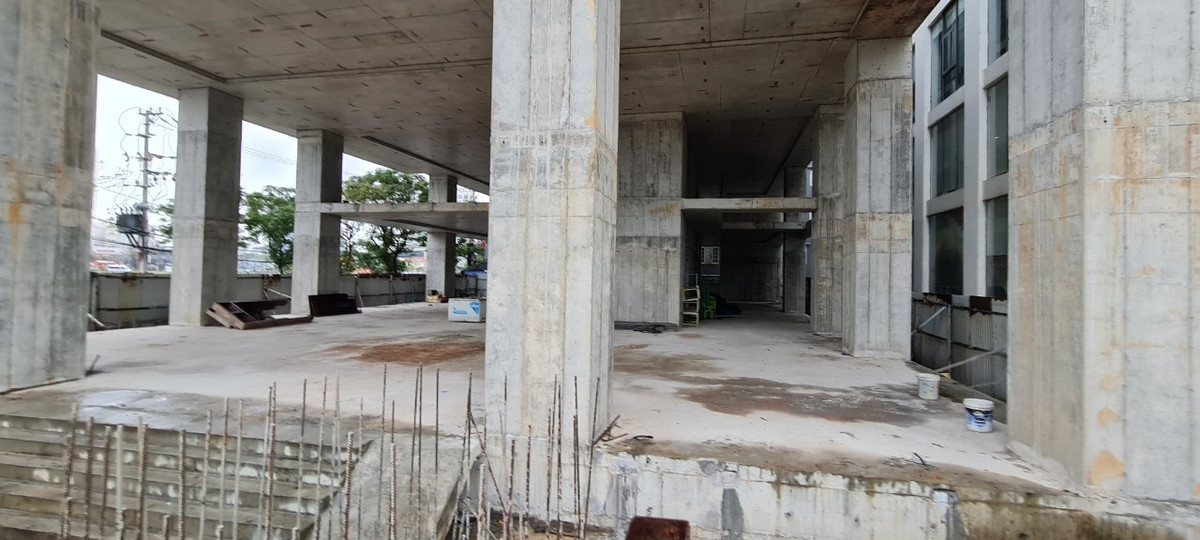 Sau hơn 2 năm đối phó với dịch COVID-19, không khí nhộn nhịp sầm uất ngày nào vẫn chưa quay trở lại trên con đường "tỷ đô".