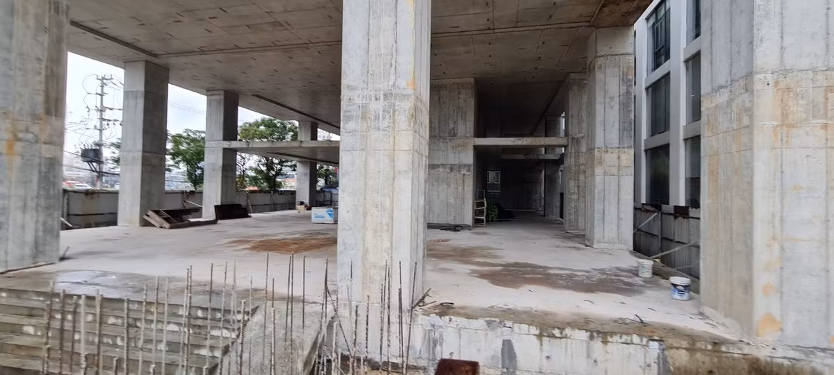 Sau hơn 2 năm đối phó với dịch COVID-19, không khí nhộn nhịp sầm uất ngày nào vẫn chưa quay trở lại trên con đường "tỷ đô".