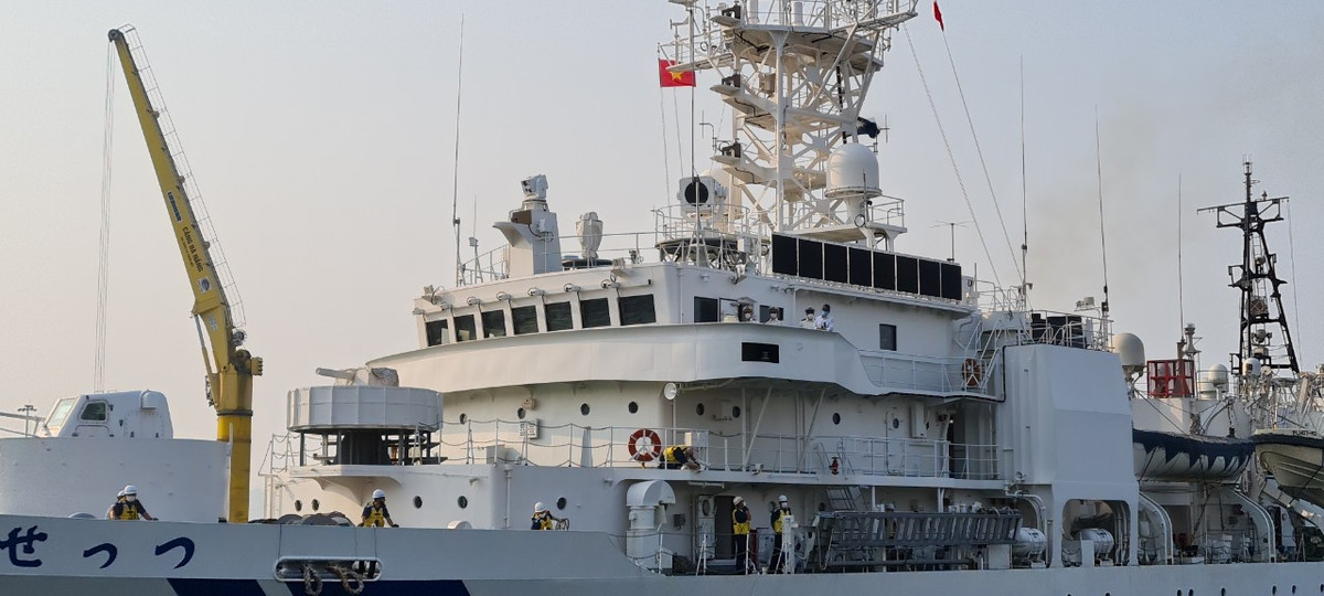 Tàu có trọng tải 3.304 tấn với 52 thuyền viên, do đại tá Satoshi NIWA làm thuyền trưởng.