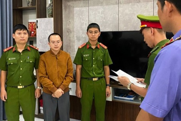 Quá trình điều tra, mở rộng vụ án, Cơ quan CSĐT Công an TP. Đà Nẵng xác định: ông Hoàng Quang Huy - là Trưởng Phòng Kế hoạch - tài chính và bà Lâm Thị Hồng Tâm, Thủ quỹ của Trường ĐH Bách khoa Đà Nẵng thực hiện hành vi ký khống séc (séc không ghi đầy đủ số tiền và các nội dung theo quy định) rồi sau đó điền thông tin số tiền để rút tiền từ tài khoản ngân hàng của Trường ĐH Bách khoa Đà Nẵng và chiếm đoạt, sử dụng vào mục đích cá nhân.