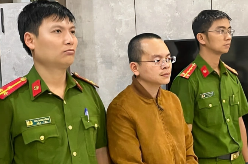 Cụ thể, để thực hiện việc rút tiền, bà Tâm sử dụng quyển séc ngân hàng BIDV được giao quản lý, không điền đầy đủ thông tin vào mà đưa cho ông Huy ký xác nhận mục “Kế toán trưởng”, sau đó trình cho ông Đoàn Quang Vinh, lúc đó là Hiệu trưởng Trường ĐH Bách Khoa - Chủ tài khoản ký duyệt phát.