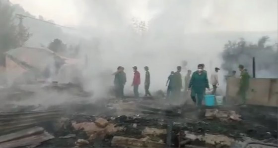 Đến gần 6h sáng cùng ngày, các lực lượng đã dập tắt hoàn toàn đám cháy. Tuy nhiên, vụ hỏa hoạn đã khiến 5 nhà chính và 3 nhà bếp bị thiêu rụi.