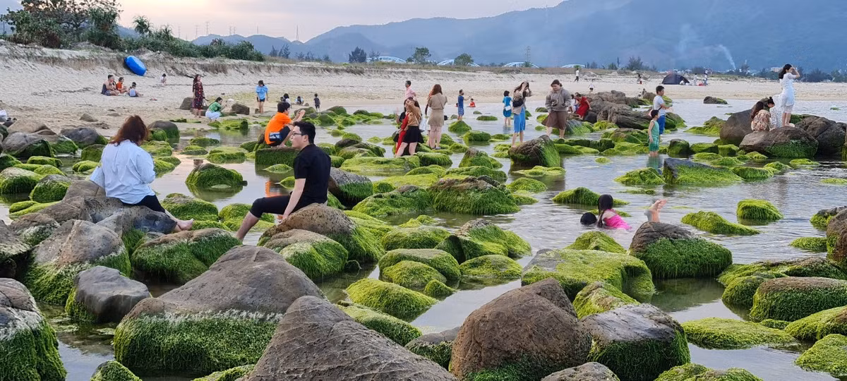 Có lẽ chính sự khác biệt thú vị của ghềnh đá Nam Ô đã thu hút không ít các tín đồ sống ảo về đây check in mỗi ngày.