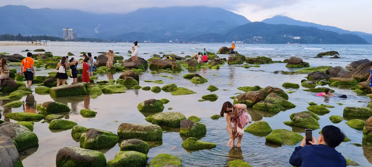 Nam Ô mùa rêu không chỉ thu hút du khách đến tham quan thưởng ngoạn, mà còn thu hút các nhiếp ảnh gia chuyên và không chuyên về đây săn ảnh.