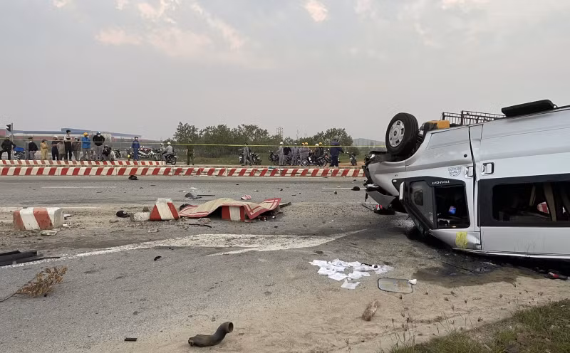 Cú va chạm khiến ô tô khách bị lật ngửa.