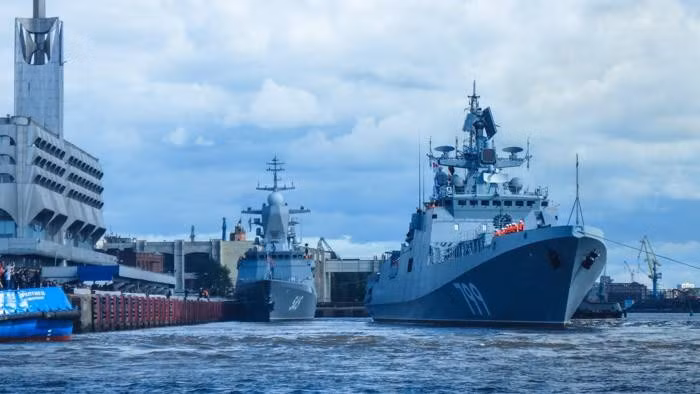 Tàu sử dụng hệ thống động lực COGAG gồm 2 động cơ turbine khí hành trình DS-71 (6.300 kW) và 2 động cơ turbine khí đẩy DT-59 (16.000 kW) cho tốc độ tối đa 30 hải lý/h (56 km/h), tầm hoạt động 4.850 hải lý (ở tốc độ 14 hải lý/h), thời gian bám biển 30 ngày.