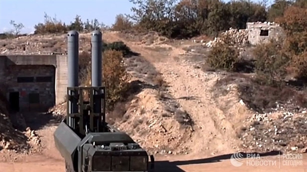 "Tên lửa NSM có thể mang theo đầu đạn nặng 125 kg, trong khi các tên lửa Onyx có thể mang theo đầu đạn nặng 215 - 220 kg. Để tiêu diệt tàu khu trục của Mỹ Arleigh Burke sẽ cần 2 - 3 tên lửa và mất không quá 15 phút", Alexander Mozgovoi nhấn mạnh.