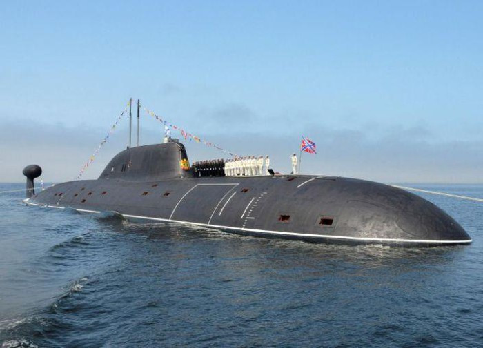 Tàu ngầm chiến lược với đặc tính là kích thước to lớn, cồng kềnh, độ ồn tương đối cao và trang bị ít vũ khí uy lực hơn tàu ngầm tấn công cỡ nhỏ, khiến bất cứ một sai sót nào cũng dẫn tới cái giá phải trả rất đắt.