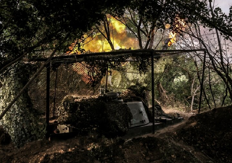 Vì vậy, pháo binh Nga cần phải tìm được các vị trí bắn thích hợp và di chuyển lên phía trước sao cho tránh được tối đa sự phát hiện của UAV Ukraine. Ngoài ra, cần phải tổ chức phối hợp giữa các đơn vị, chẳng hạn cung cấp hệ thống phòng không dã chiến có thể tiến cùng xe quân sự để bảo vệ pháo binh. Ảnh: Reuters.