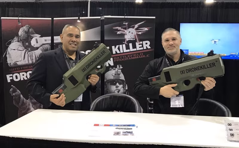 Khẩu Drone Killer hoạt động trên nguyên lý sử dụng sóng vô tuyến để phá vỡ sự điều khiển bằng kỹ thuật gián đoạn dữ liệu liên lạc theo các tần số. Phạm vi cảm biến lên tới hơn 3km và tầm áp chế hiệu quả trên 2km.