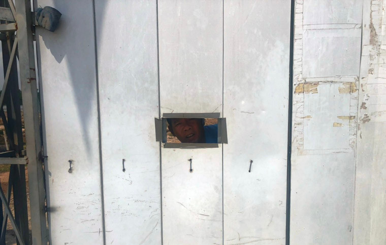 Bên trong khu đất có bảo vệ, kiêm luôn việc giám sát những ai có ý định quay phim chụp ảnh khu đất dự án.