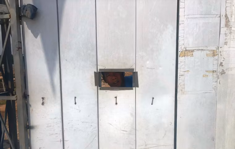 Bên trong khu đất có bảo vệ, kiêm luôn việc giám sát những ai có ý định quay phim chụp ảnh khu đất dự án.