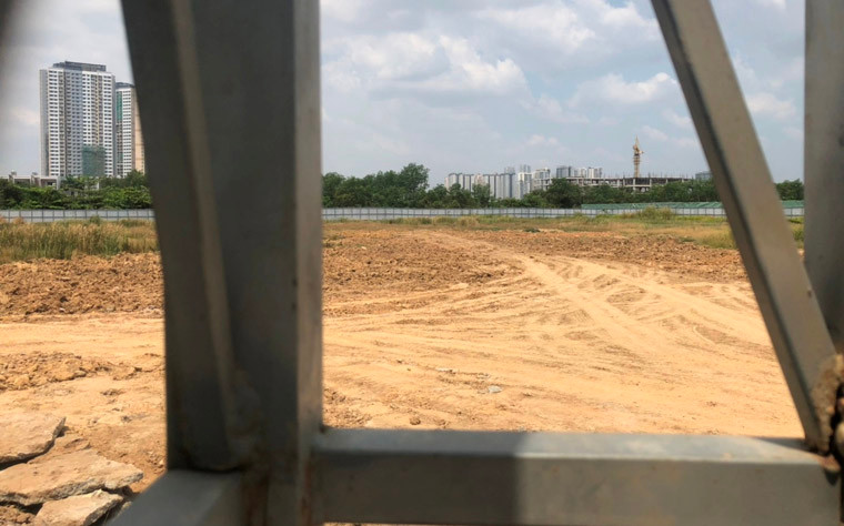 Bên trong khu đất từng được quảng cáo là khu căn hộ, nhà ở tiện ích cao cấp, có hồ bơi resort, vườn trên cao, khu thể thao đa năng, nhà hàng, nhà trẻ...