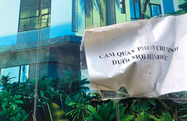 Khuyến cáo "cấm quay phim, chụp hình dưới mọi hình thức" được dán ngay hàng rào dự án, khiến mọi người bất ngờ.