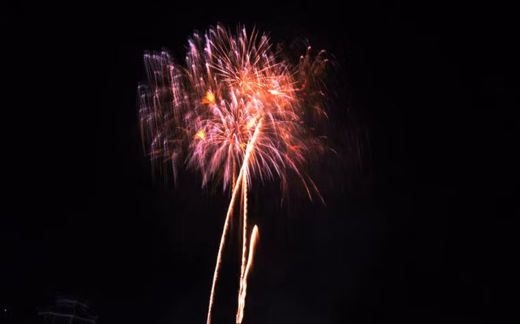 Người dân và du khách có một đêm mãn nhãn với những chùm pháo hoa tuyệt đẹp.