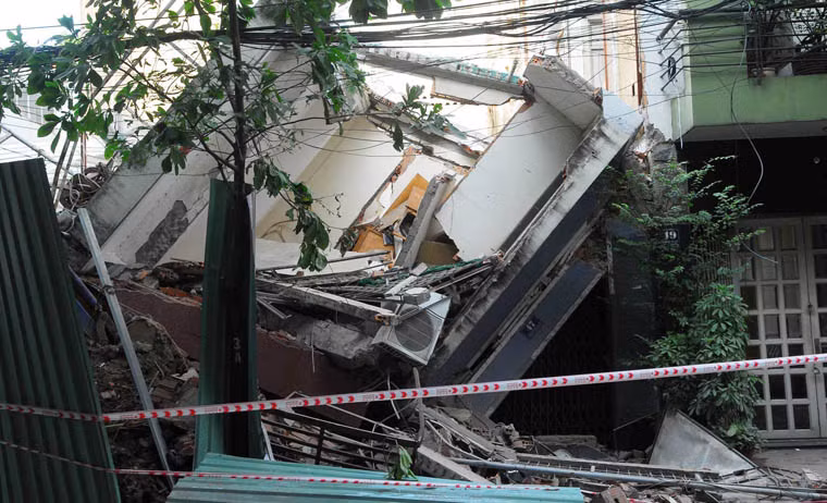 Cảnh ngỗn ngang của hiện trường vụ sập nhà trên địa bàn phường 2, quận Tân Bình được PV Kiến Thức ghi nhận vào trưa 3/9.