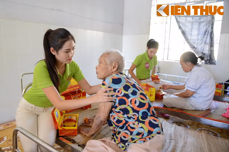 Thi sinh HHHV VN vui Trung thu voi tre em ngheo-Hinh-4