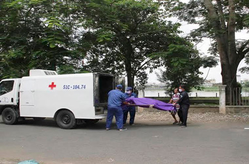 Gai tre deo vang chet bi an tren song Sai Gon-Hinh-2