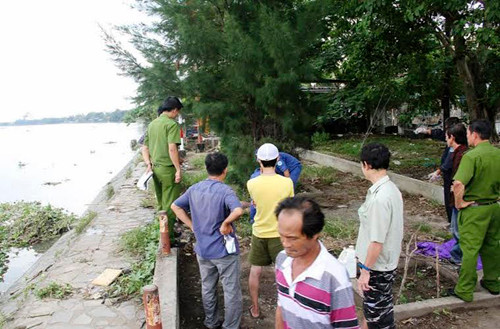 Gai tre deo vang chet bi an tren song Sai Gon