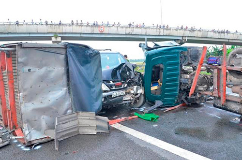 Tai nan lien hoan tren cao toc TP HCM-Trung Luong nhieu nguoi thuong vong-Hinh-3