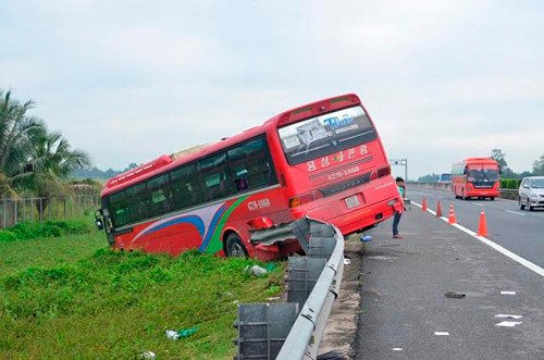 Tai nan lien hoan tren cao toc TP HCM-Trung Luong nhieu nguoi thuong vong-Hinh-2