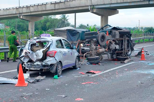 Tai nan lien hoan tren cao toc TP HCM-Trung Luong nhieu nguoi thuong vong