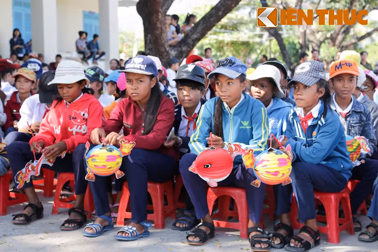 Với tinh thần sắc đẹp đi cùng thiện nguyện, đây cũng là điểm nhấn đặc biệt trong suốt hành trình diễn ra cuộc thi Hoa hậu Hoàn vũ Việt Nam 2015 mà các thí sinh có dịp trải nghiệm.