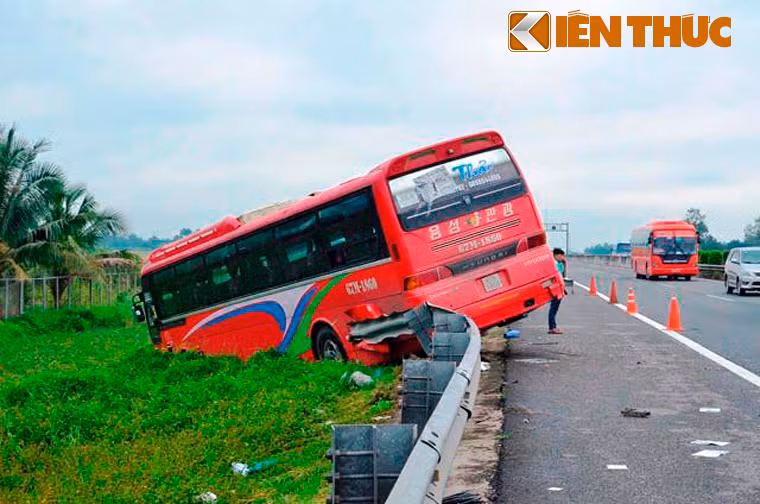Trước đó khoảng 4h cùng ngày, chiếc xe tải do anh Trần Đức Cường (ngụ quận 8, TP HCM) đang lưu thông trên cao tốc TP HCM - Trung Lương (KM27, huyện Thủ Thừa, tỉnh Long An) được cho là gặp sự cố nên đậu ven đường để kiểm tra. Bất ngờ xe khách 50 chỗ biển số tỉnh An Giang từ miền Tây về Sài Gòn chạy đến tông trực diện rồi lao xuống vực ven đường; chiếc xe tải lật nhào trên cao tốc.
