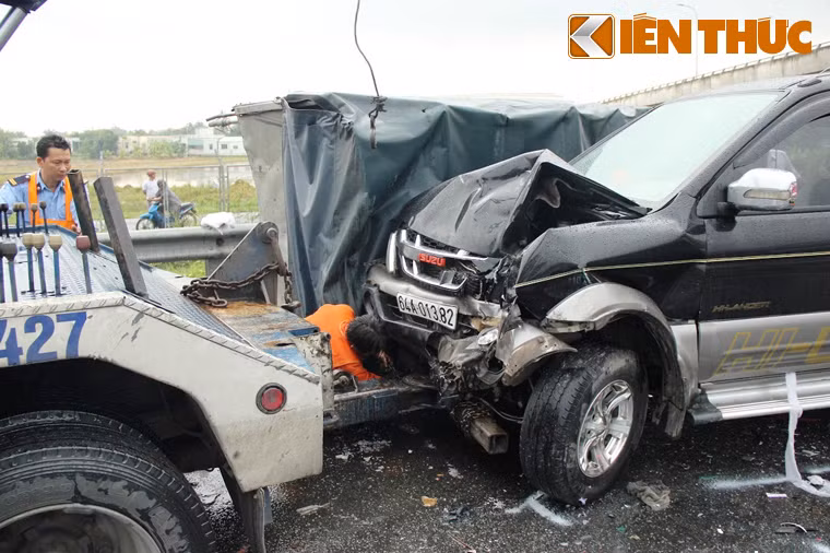 Có ít nhất 7 nạn nhận (gồm gia đình trên xe 7 chỗ và những người trên xe phía sau) bị thương nặng được chuyển về BV Chợ Rẫy, Chấn thương Chỉnh hình; Triều An...(TP HCM) cấp cứu. Tuy nhiên trên đường cấp cứu, nạn nhân Nguyễn Thị Sen (59 tuổi, quê Vĩnh Long) đã tử vong vì thương tích quá nặng.