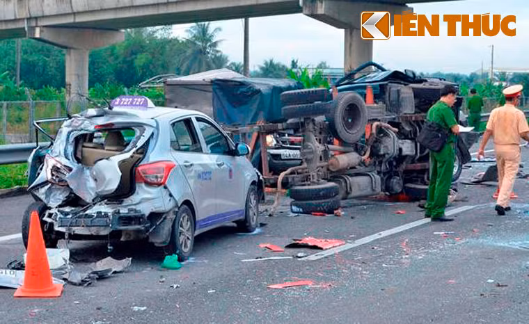 Tại hiện trường, 4 chiếc ô tô tông chồng lên nhau, hư hỏng nặng, dầu nhớt, tài sản của khách và nhiều mảnh vỡ nằm ngổn ngang giữa đường.