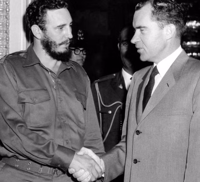 Cùng năm đó, Fidel Castro có cuộc gặp gỡ không chính thức với Phó Tổng thống Mỹ Richard Nixon ở Washington. Bước sang năm 1960, Fidel Castro đã quyết định quốc hữu hóa các doanh nghiệp Mỹ ở Cuba, một động thái khiến Washington đình chỉ quan hệ Mỹ-Cuba về mặt ngoại giao.