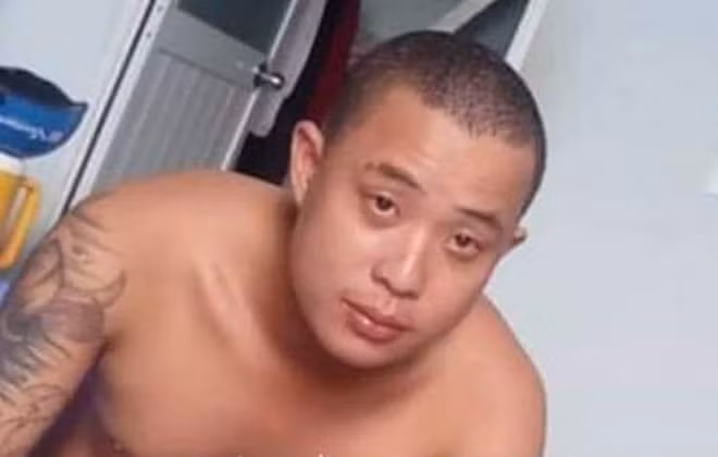 Clip người cha xăm trổ ném con gái 1 tuổi để dằn mặt vợ bé Clip nguoi cha xam tro nem con gai 1 tuoi de dan mat vo be