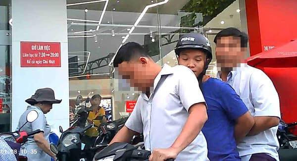 Đưa người chạy xe vi phạm về phường rồi mặc cả đòi tiền Dua nguoi chay xe vi pham ve phuong roi mac ca doi tien