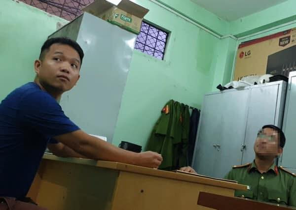 Đưa người chạy xe vi phạm về phường rồi mặc cả đòi tiền - Hình 2 Dua nguoi chay xe vi pham ve phuong roi mac ca doi tien-Hinh-2