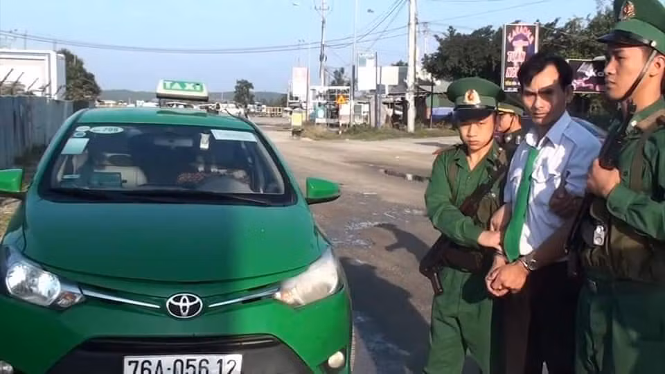 Tai xe taxi Mai Linh van chuyen ma tuy bi bat tai tran