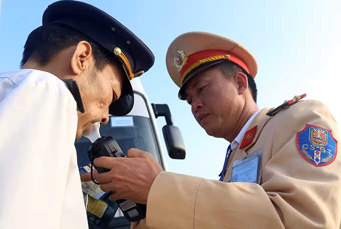  Với người đi xe máy, mức phạt từ tiền từ 2 đến 3 triệu đồng nếu có nồng độ cồn trong máu hoặc hơi thở chưa vượt quá 50 miligam/100 mililít máu hoặc chưa vượt quá 0,25 miligam/1 lít khí thở (quy định hiện hành chỉ xử phạt nếu tài xế vượt quá mức này và phạt tiền thấp nhất 1,5 triệu đồng). 