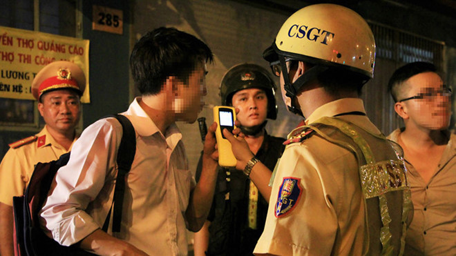  Mức phạt từ 4 triệu đến 5 triệu đồng đối với lái xe máy có nồng độ cồn vượt quá 50 miligam đến 80 miligam/100 mililít máu hoặc vượt quá 0,25 miligam đến 0,4 miligam/1 lít khí thở. 