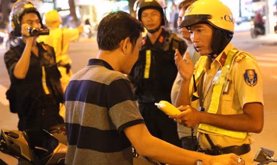  Mức phạt này cũng áp dụng cho những lái xe không chấp hành yêu cầu kiểm tra nồng độ cồn của người thi hành công vụ; điều khiển xe trên đường mà trong cơ thể có chất ma túy; không chấp hành yêu cầu kiểm tra về chất ma túy của người thi hành công vụ. 