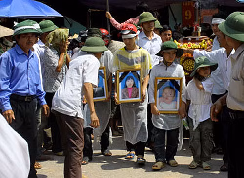 Sau khi gây án, Luyện lấy ba lô và cất vũ khí vào rồi xuống tầng 1 phá tủ kính lấy đi 59 dây vàng, 13 vòng tay vàng, 4 kiềng cổ vàng, 5 mặt đá, 8 dây chuyền vàng, 2 chiếc lắc vàng, 231 nhẫn vàng các loại và 1 chiếc điện thoại di động nhãn hiệu Nokia 3110C (tổng trị giá 1.272.069.000 đồng), rồi mở cửa bếp thoát ra ngoài