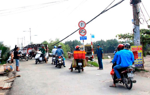 Chinh quyen len tieng vu sa lan dam cau Long Kien