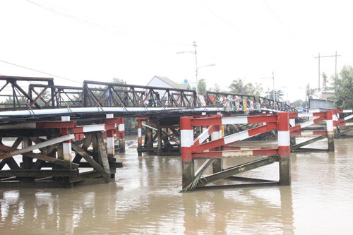 TP HCM: Sa lan dam cau Long Kien, giao thong dang te liet-Hinh-3