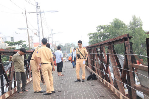 TP HCM: Sa lan dam cau Long Kien, giao thong dang te liet-Hinh-4