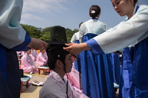 Người thân, bạn bè sẽ giúp đỡ các chàng trai, cô gái mặc trang phục truyền thống, chuẩn bị cho Lễ trưởng thành.